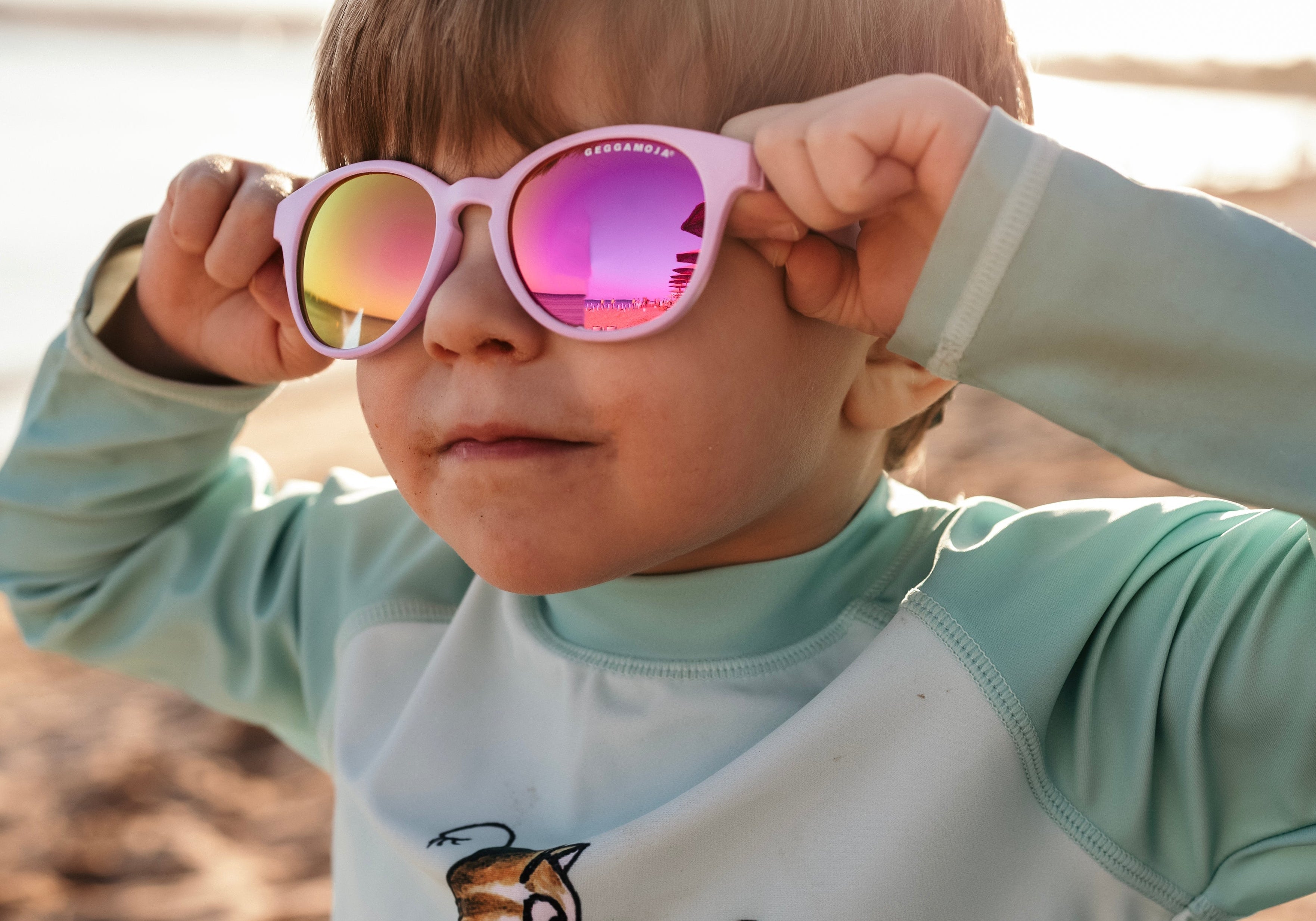 Guide: Skydda ditt barn från solen på bästa sätt – med rätt UV-kläder