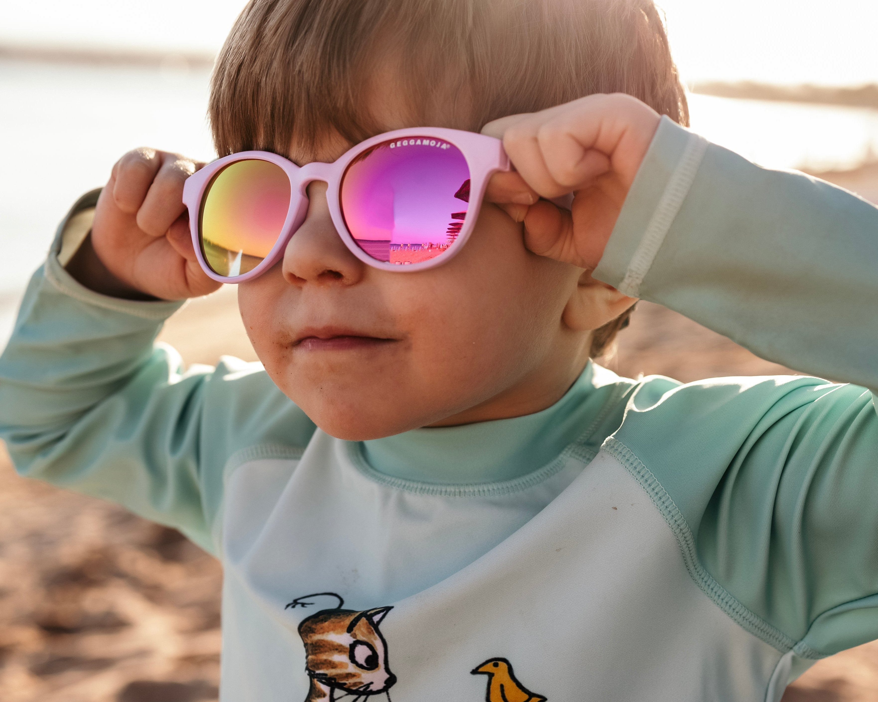 Guide: Skydda ditt barn från solen på bästa sätt – med rätt UV-kläder