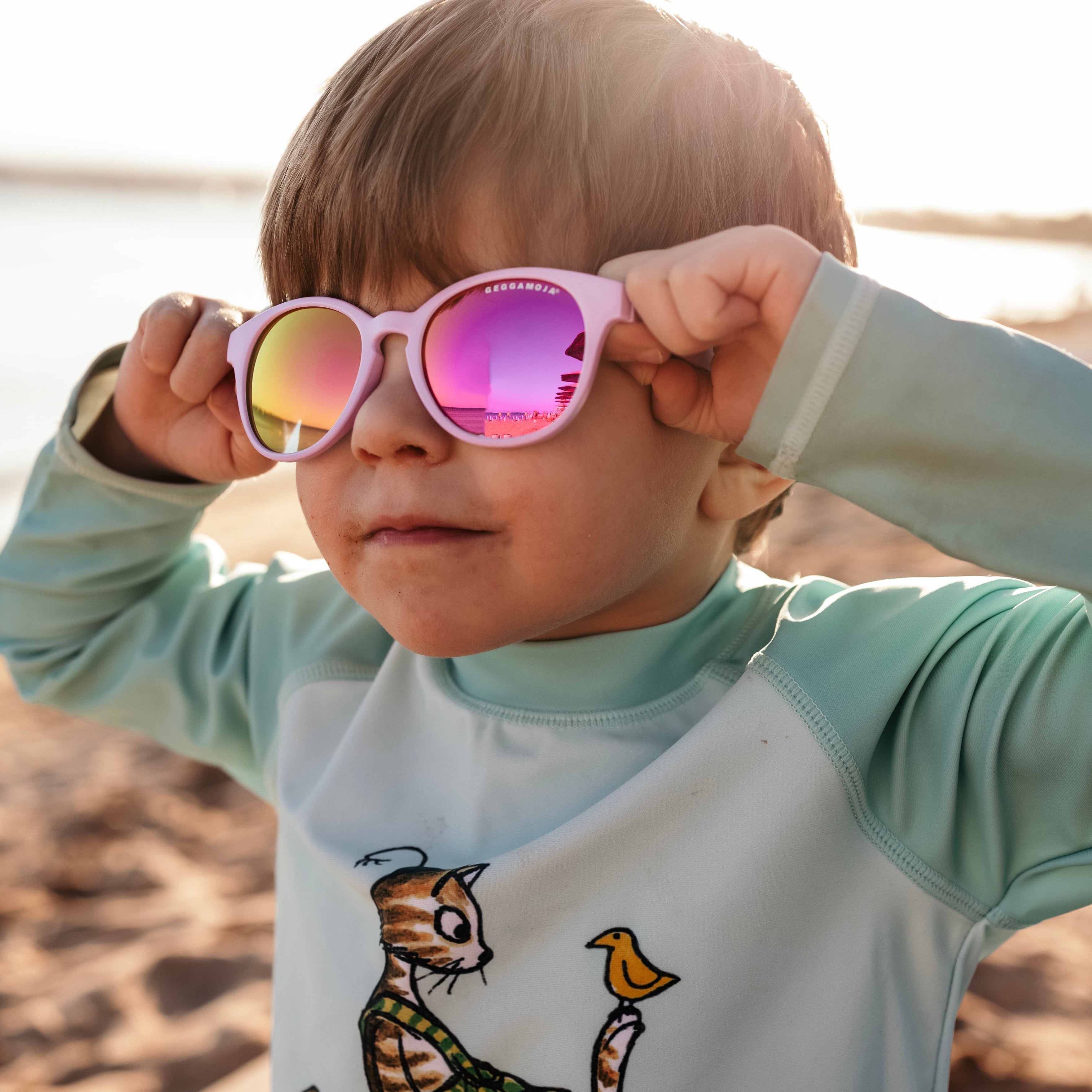 Guide: Skydda ditt barn från solen på bästa sätt – med rätt UV-kläder