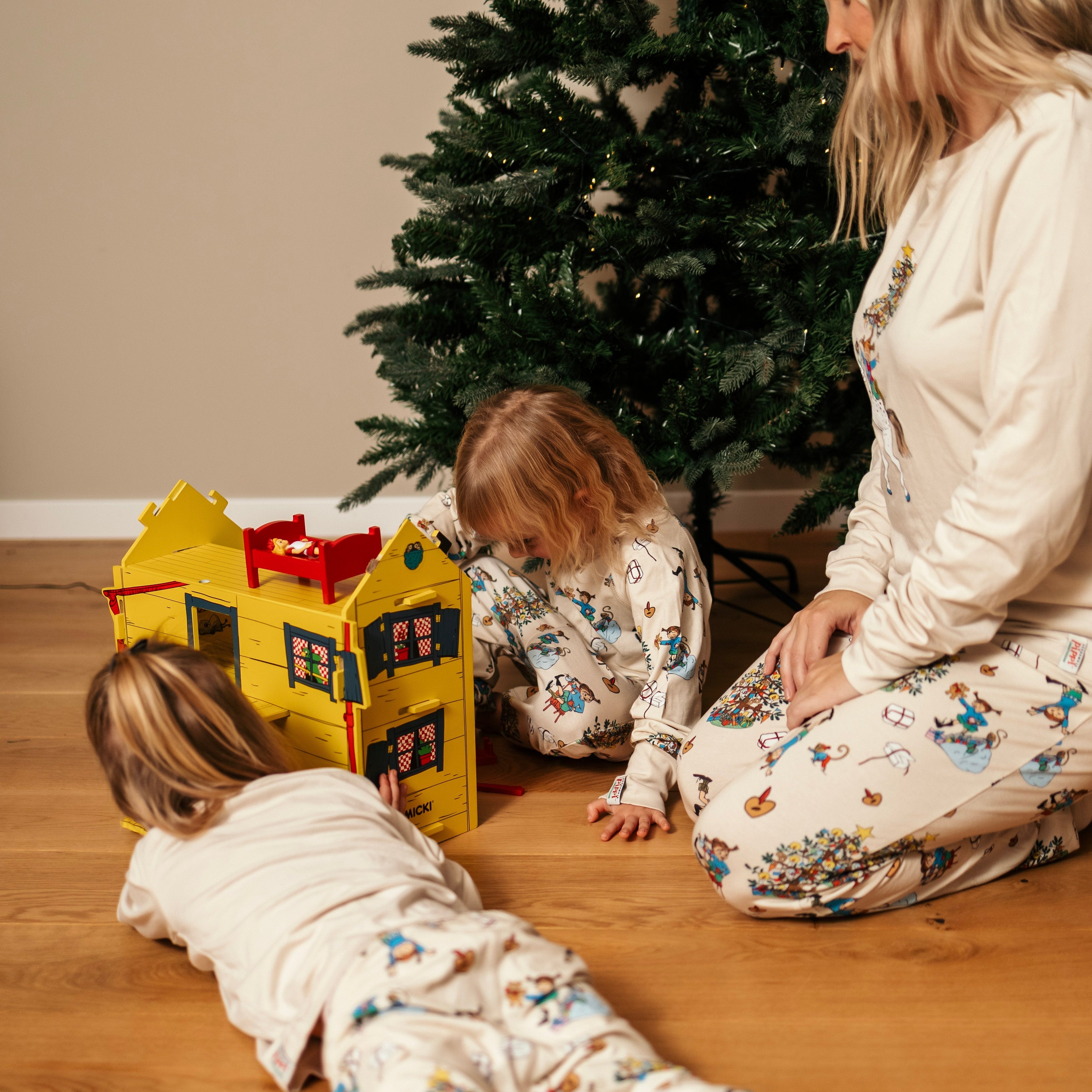 Matchande julpyjamas i mjuk bambu med Pippi Långstrump-mönster för hela familjen vid julgranen från Geggamoja.