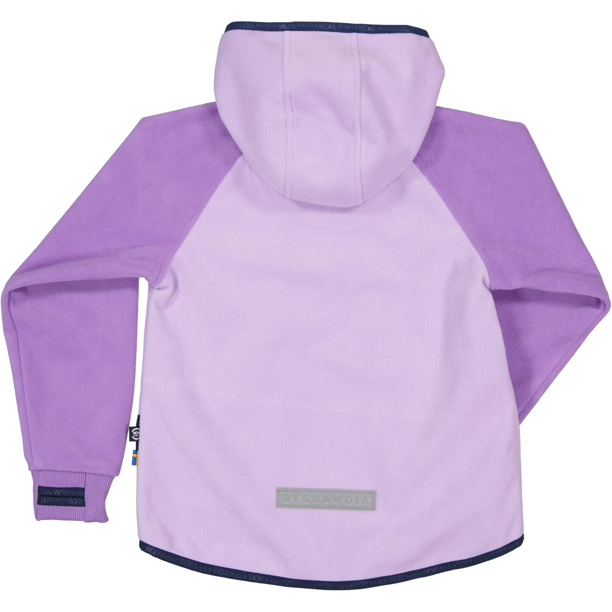 Lila Windfleecejacke mit Hufe und Reflexdetail von hinten von Geggamoja.