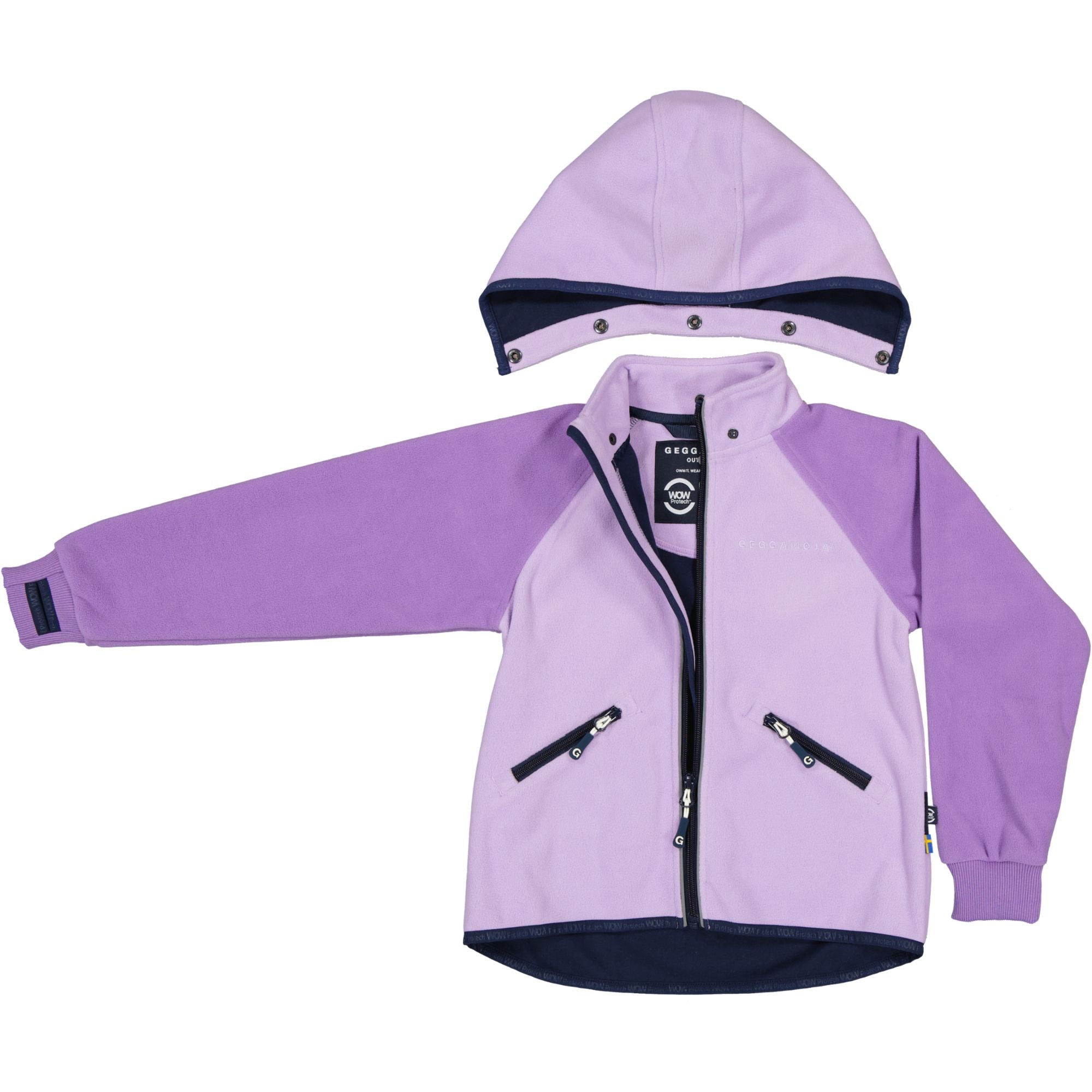 Lila Windfleecejacke mit avtägbarer Kapuze aus weichem Polyester von Geggamoja.