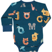 Blå långärmad babybody i mjuk bambu med ett lekfullt mönster av djurbokstäver, baksida.