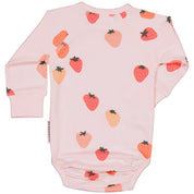 Rosa långärmad babybody i mjuk bambu med jordgubbsmönster från Geggamoja.