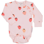 Rosa långärmad babybody i mjuk bambu med jordgubbsmönster och praktiska tryckknappar.
