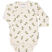 Beige omlottbody i mjuk bambu med mönster av päron, en praktisk babybody för nyfödd.