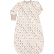 Beige mönstrad sovpåse i mjuk bambu med klöverprint från Geggamoja sett från baksidan.