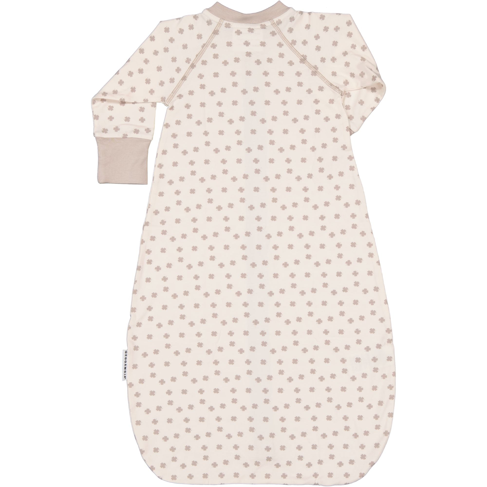 Beige mönstrad sovpåse i mjuk bambu med klöverprint från Geggamoja sett från baksidan.