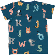 Blå t-shirt i bambu med ett färgglatt mönster av bokstäver föreställande djur, sedd bakifrån.