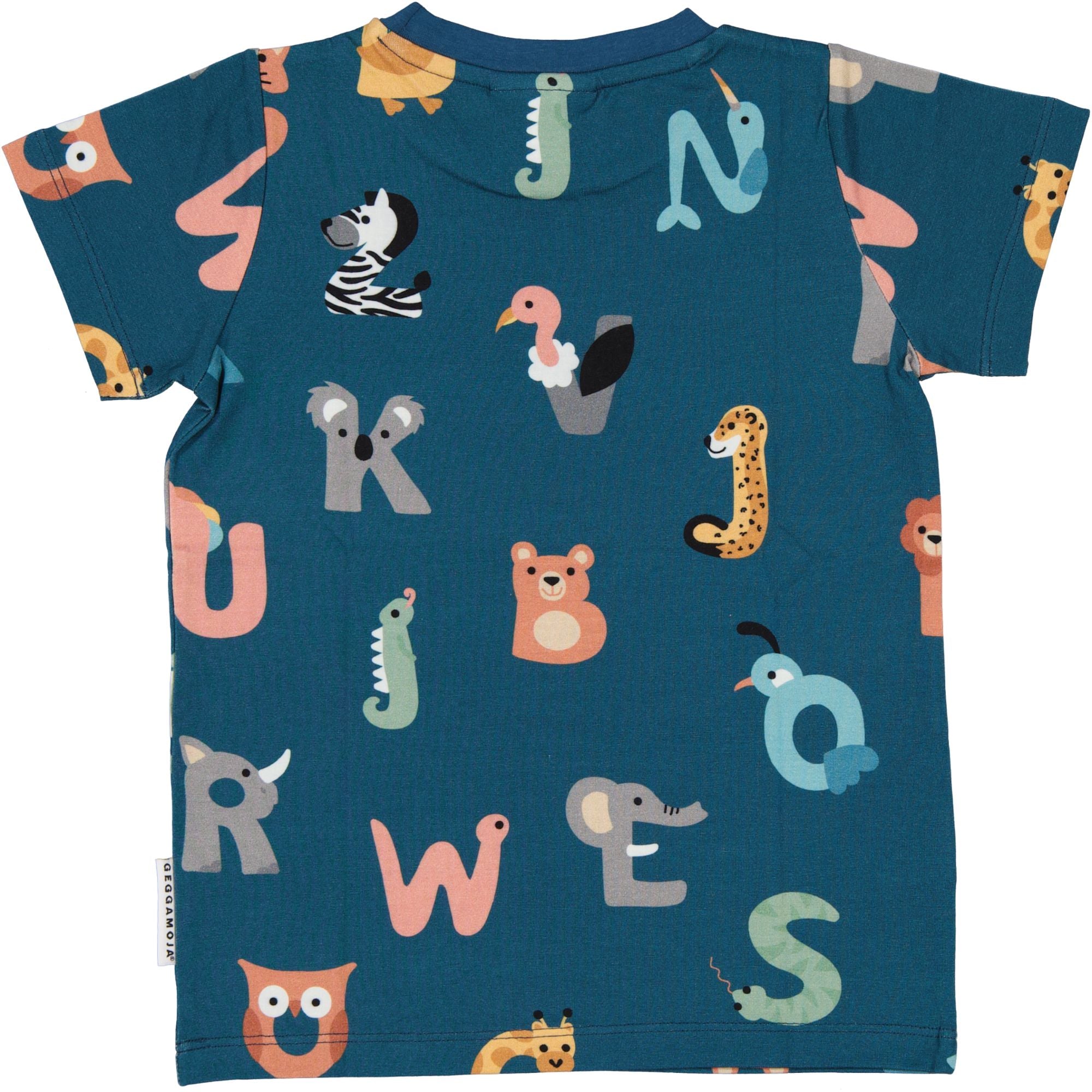 Blå t-shirt i bambu med ett färgglatt mönster av bokstäver föreställande djur, sedd bakifrån.