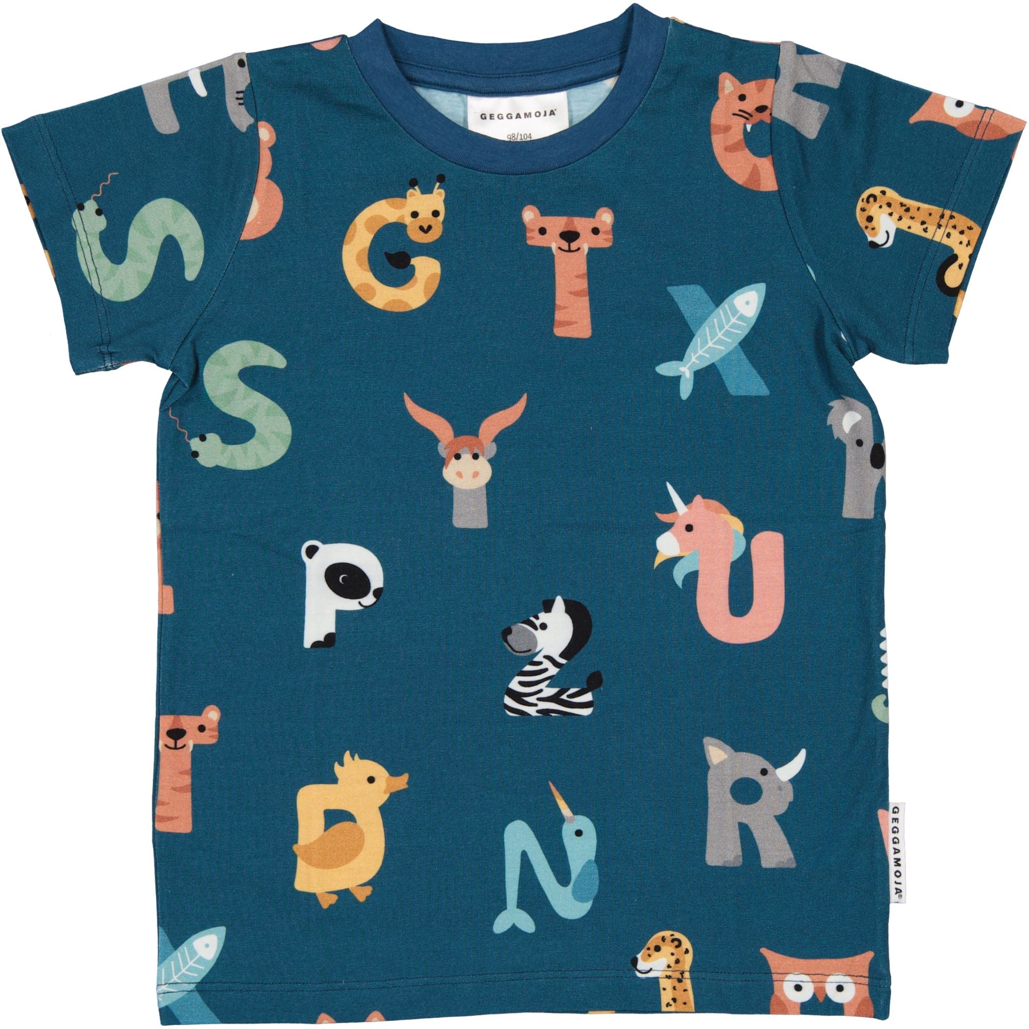 Blå t-shirt i mjuk bambu med ett lekfullt mönster av färgglada djurbokstäver från Geggamoja.