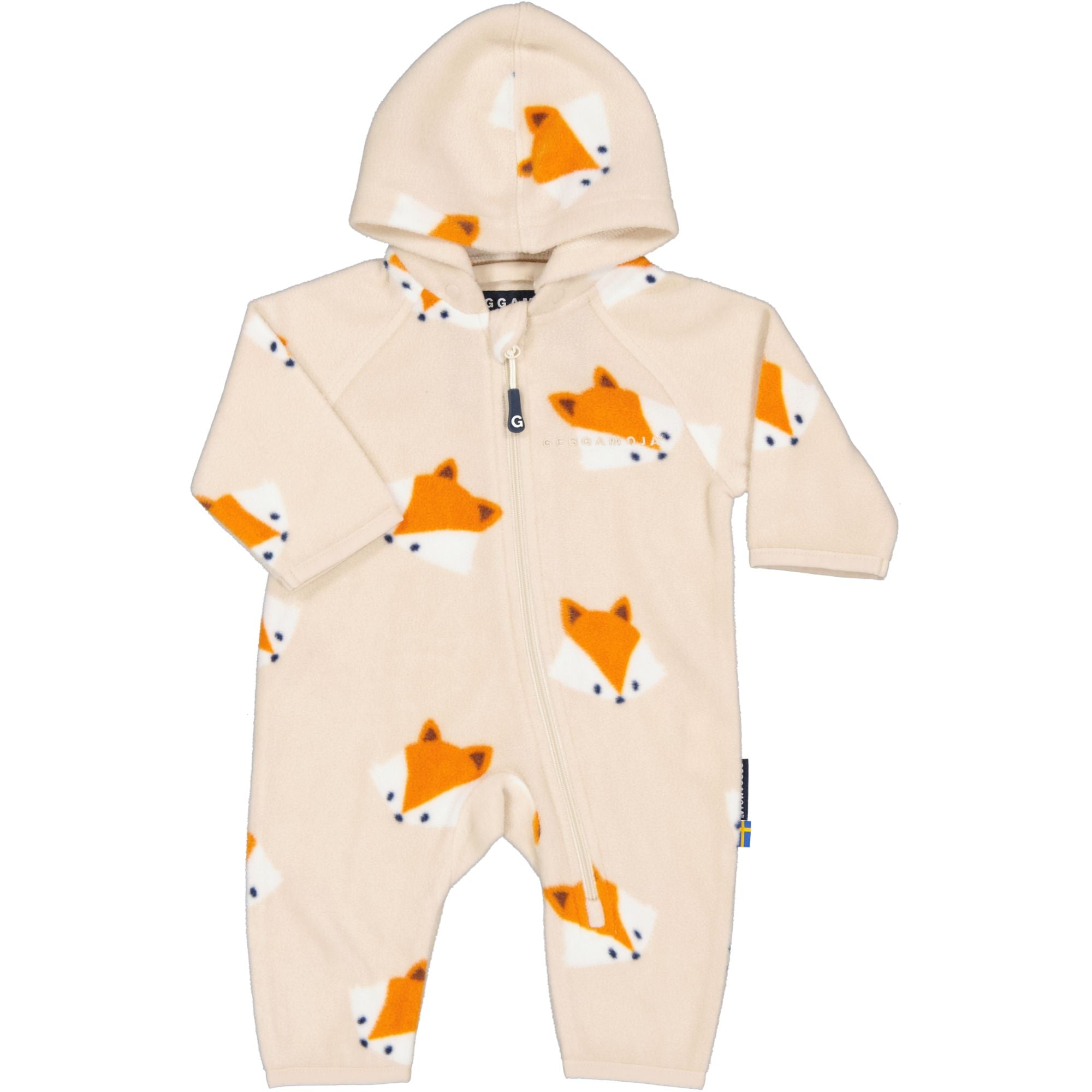 Beige fleeceoverall med orange rävmönster, luva och praktisk dragkedja från Geggamoja.