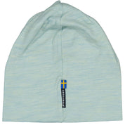 Grüne Mütze aus weicher Merinowolle von der Rückseite mit schwedischer Flagge von Geggamoja.