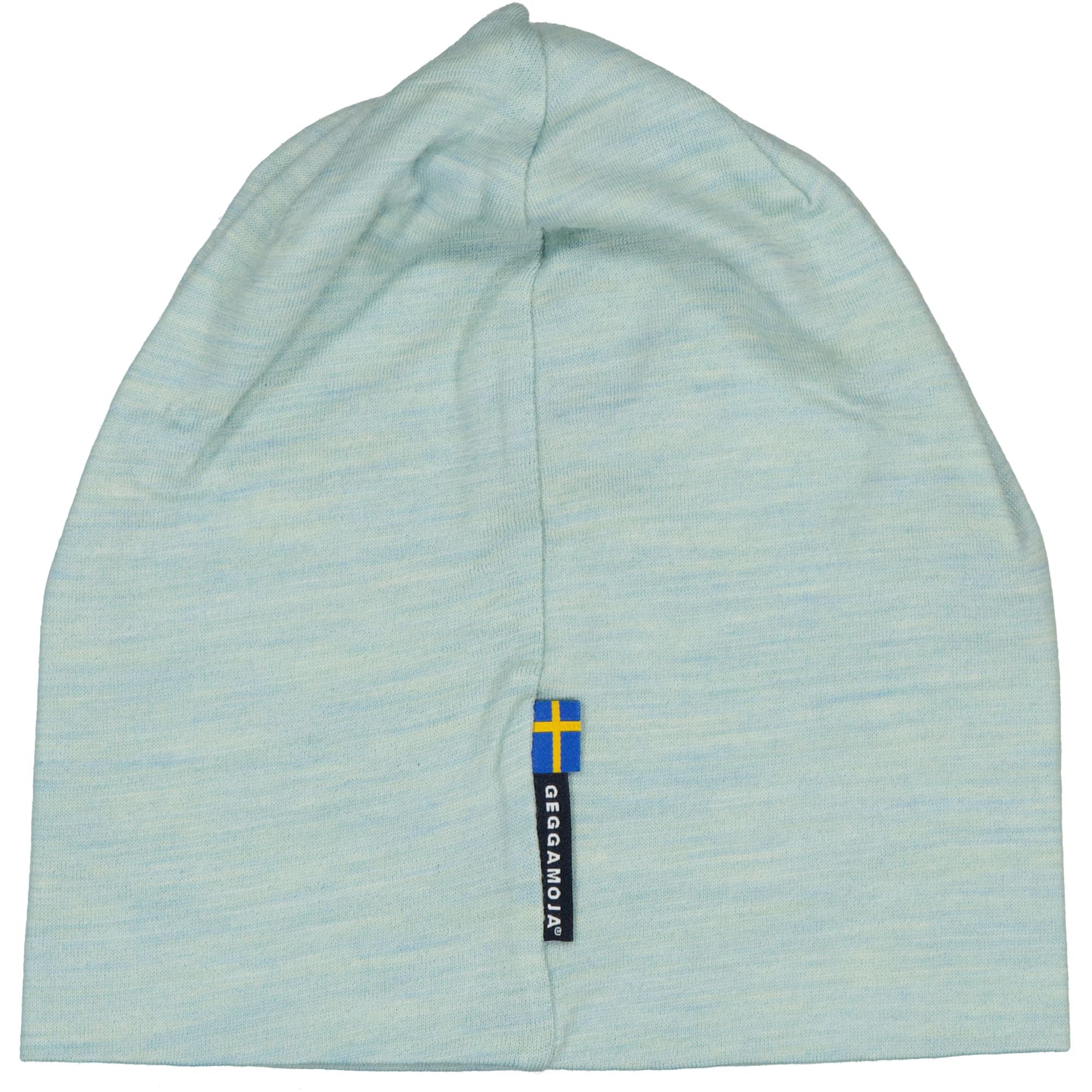 Grüne Mütze aus weicher Merinowolle von der Rückseite mit schwedischer Flagge von Geggamoja.