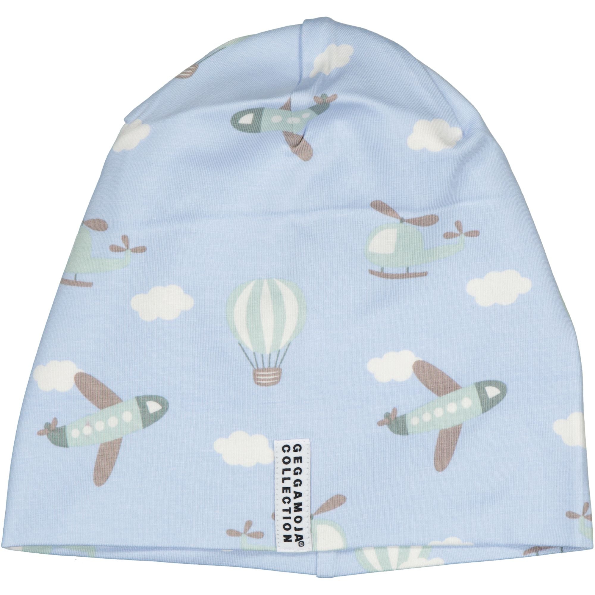 Blaue Kindermütze aus weichem Bambus mit verspieltem Flugzeugmuster von vorne von Geggamoja.