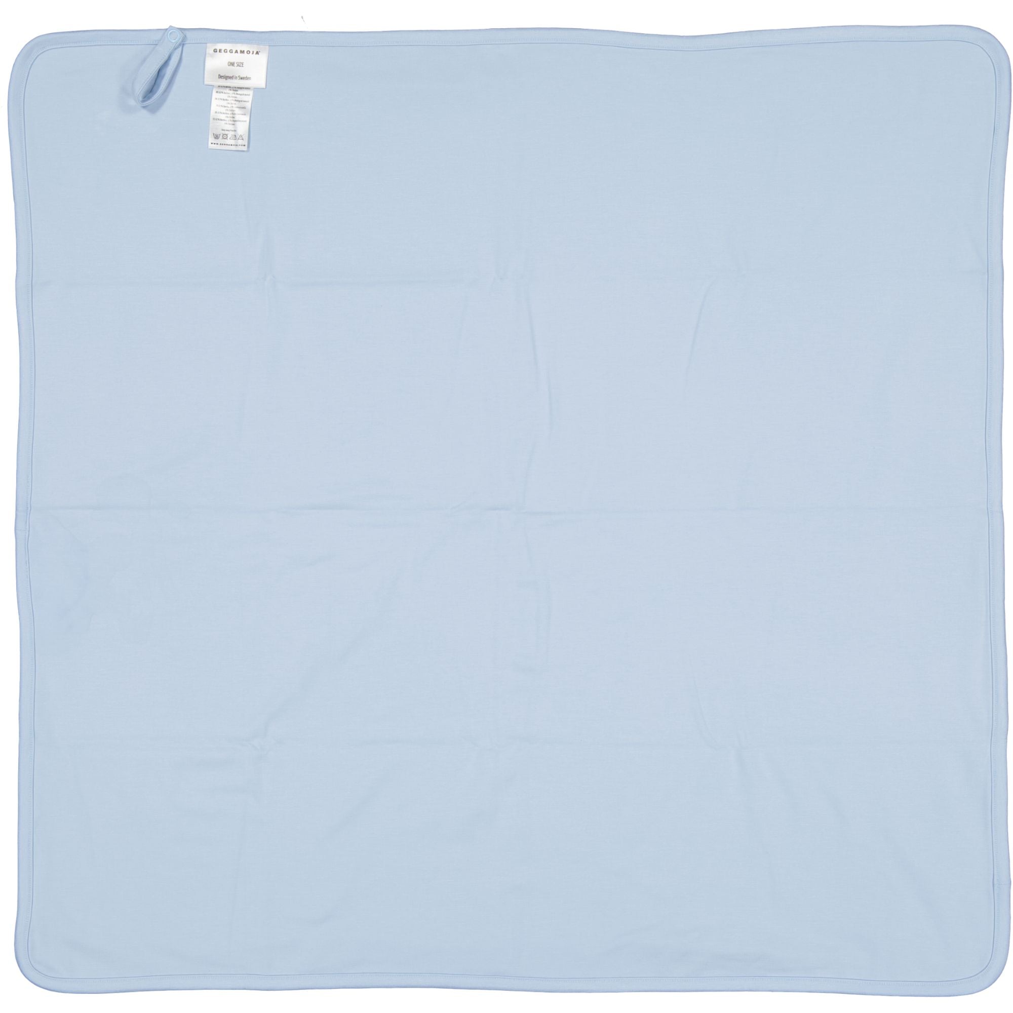 Hellblaue Babydecke aus weicher Bambusmischung mit einfarbiger Rückseite und praktischem Schnullerhalter, Rückansicht von Geggamoja.