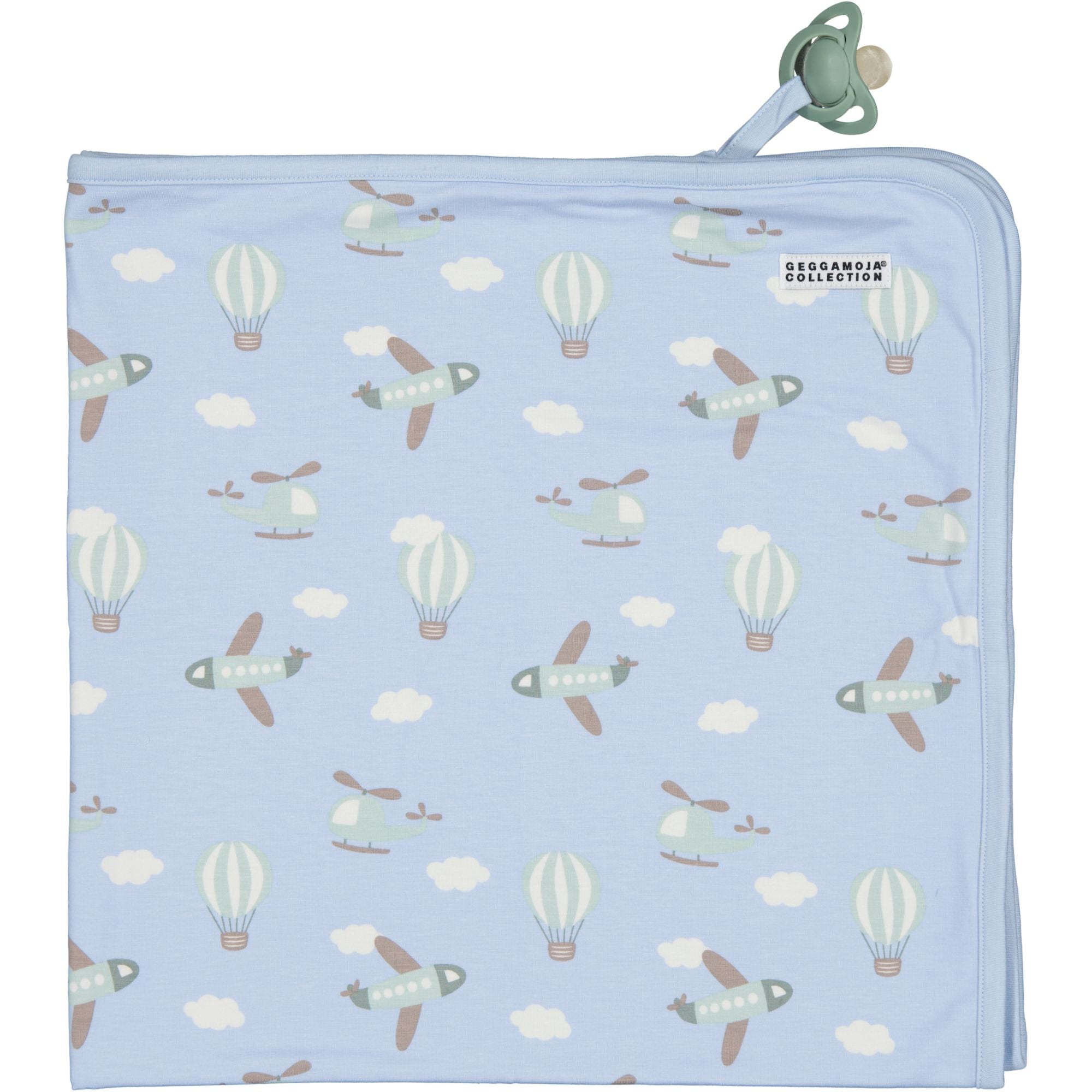 Hellblaue Babydecke aus weicher Bambusmischung mit Flugzeugmuster und integriertem Schnullerhalter von Geggamoja.