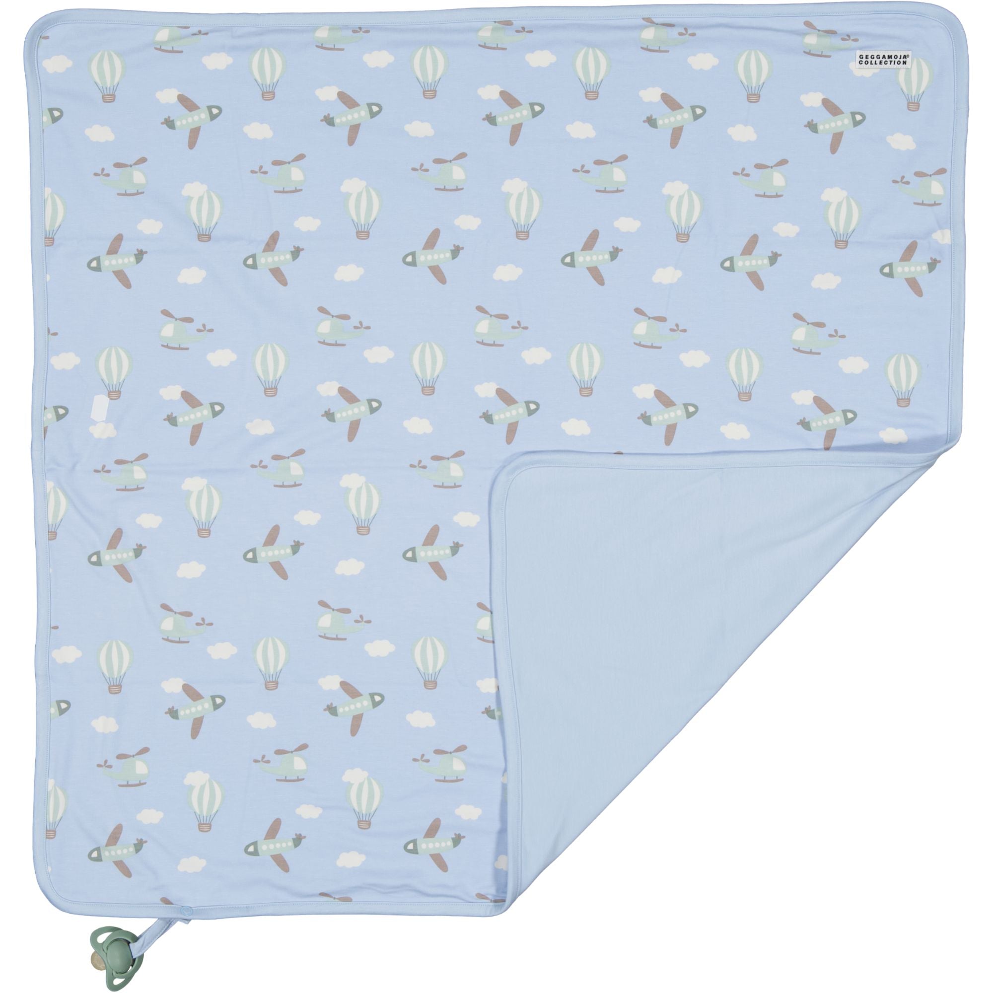 Hellblaue Babydecke aus weicher Bambusmischung mit Flugzeugmuster und integriertem Schnullerhalter von Geggamoja.