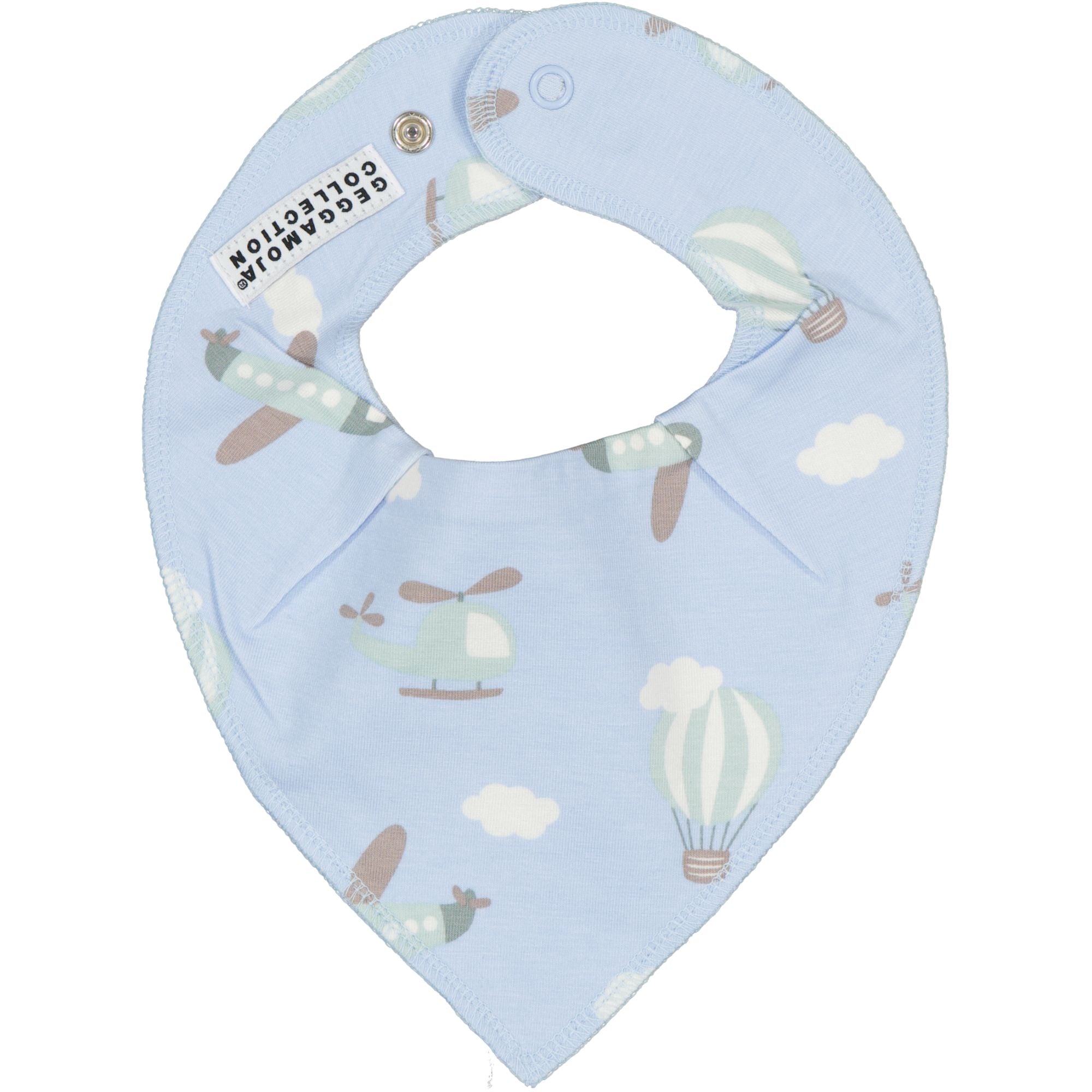 Hellblaue Dreiecks-Babylätzchen aus weicher Bio-Baumwolle mit Flugzeug-, Hubschrauber- und Heißluftballon-Muster von Geggamoja.