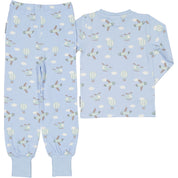 Ljusa_blå tvådelad bambupyjamas med flygplans- och luftballongsmönster sett bakifrån från Geggamoja.