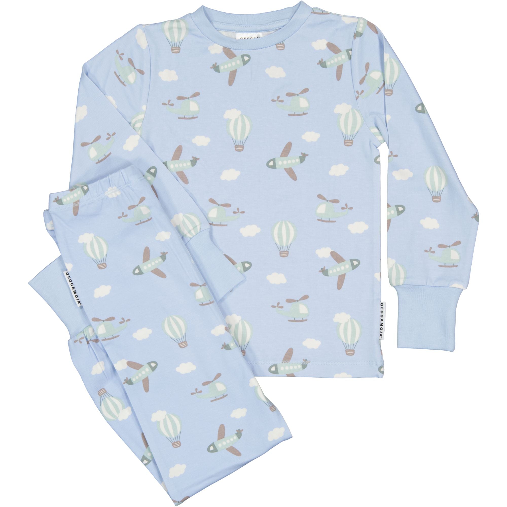 Ljusblå tvådelad pyjamas i mjuk bambu med flygplans- och helikoptermönster från Geggamoja.