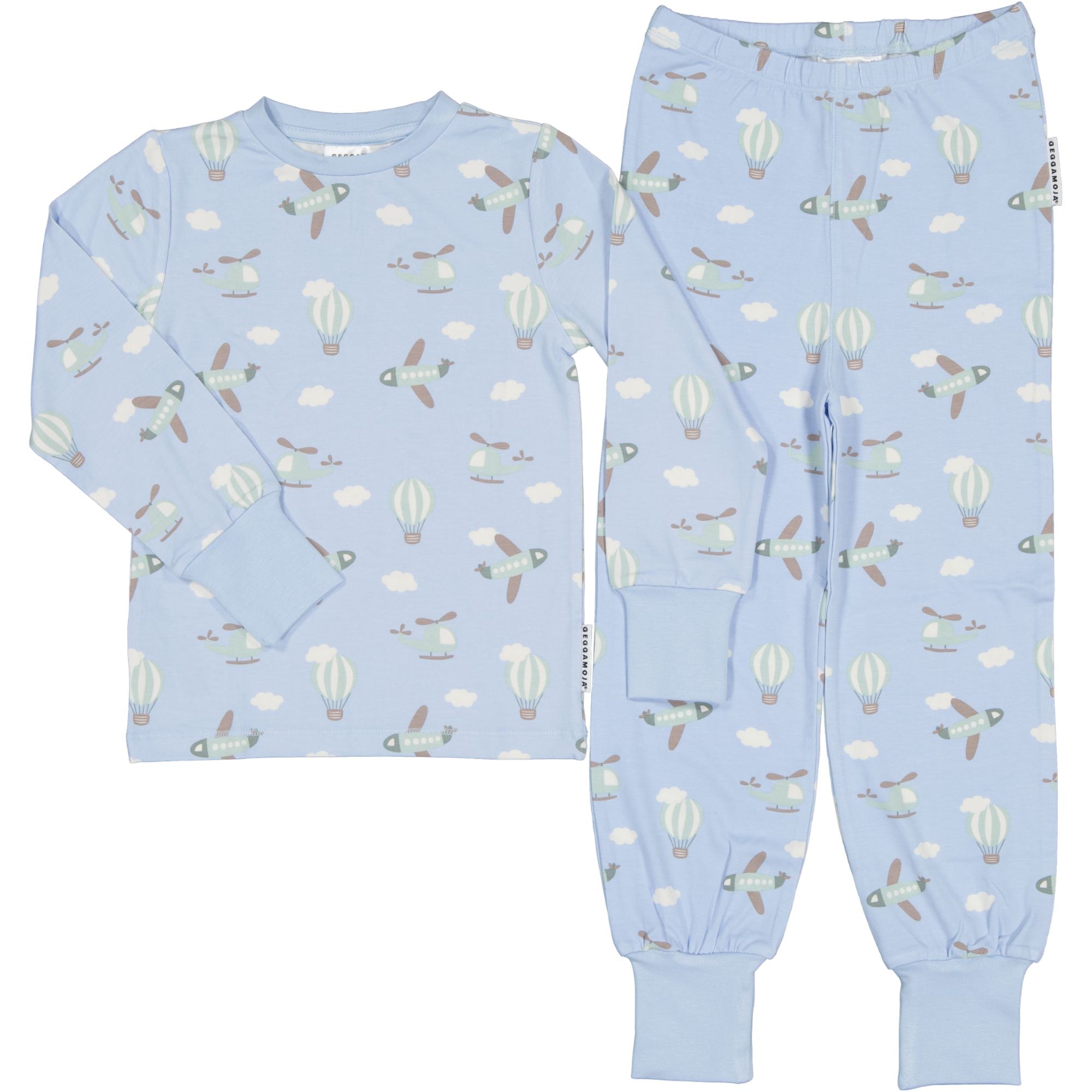 Ljusblå tvådelad barnpyjamas i bambu med flygplan- och luftballongsmönster från Geggamoja.