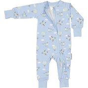 Blå pyjamas i myk bambu med flymønster og praktisk glidelås foran fra Geggamoja.