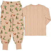 Rosa tovdelt pyjamas med Gubben og Katten-motiver og lange ben fra Geggamoja.