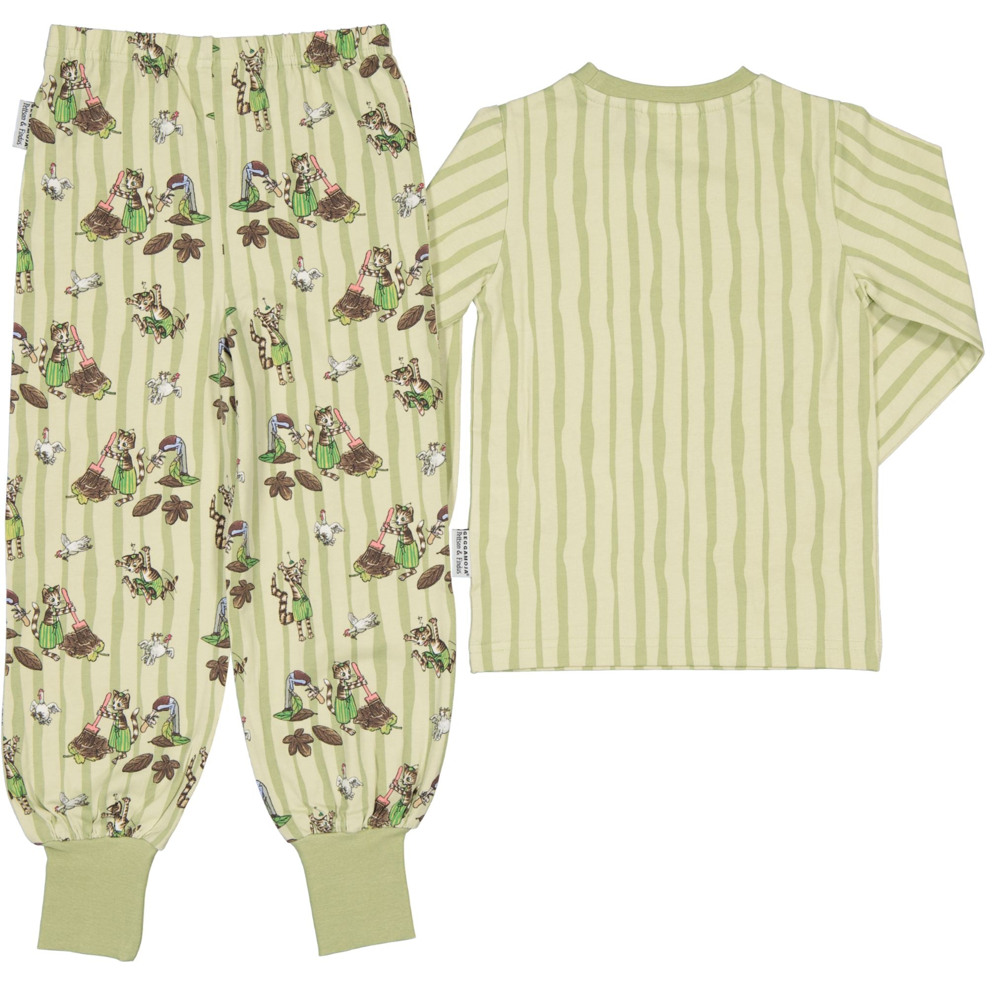 Grønn todelt pyjamas med Gubben og Katten-mønster, lange ermer og vrangbord fra Geggamoja.
