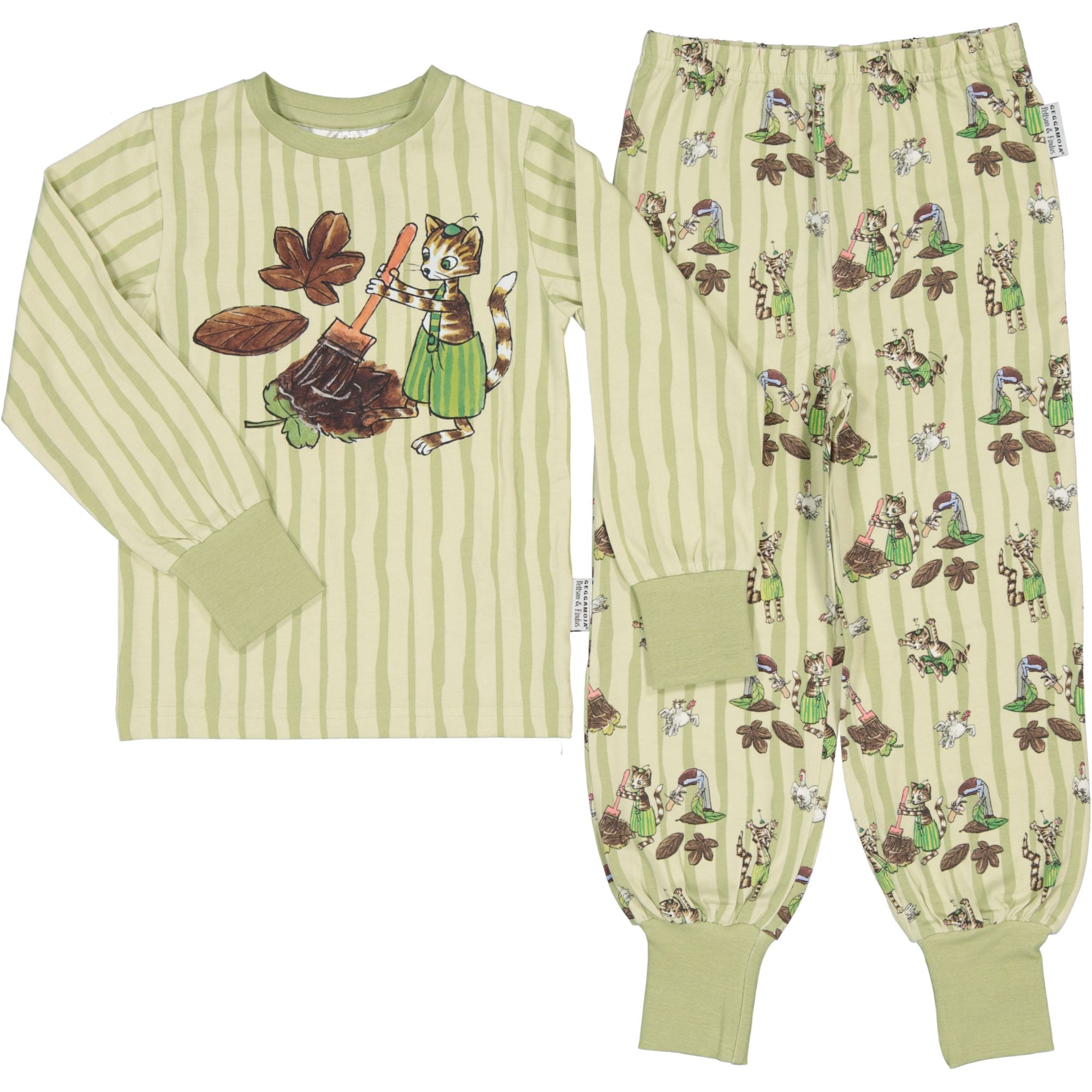 Grønn todelt pyjamas med Gubben og Katten-mønster, lange ermer og myke vrangborder fra Geggamoja.
