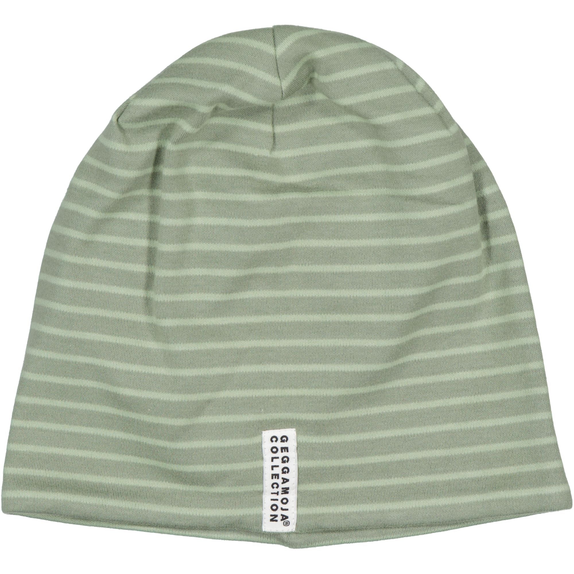 Grüne gestreifte Kindermütze aus weichem Interlock-Jersey mit Geggamoja-Logo vorne von Geggamoja.