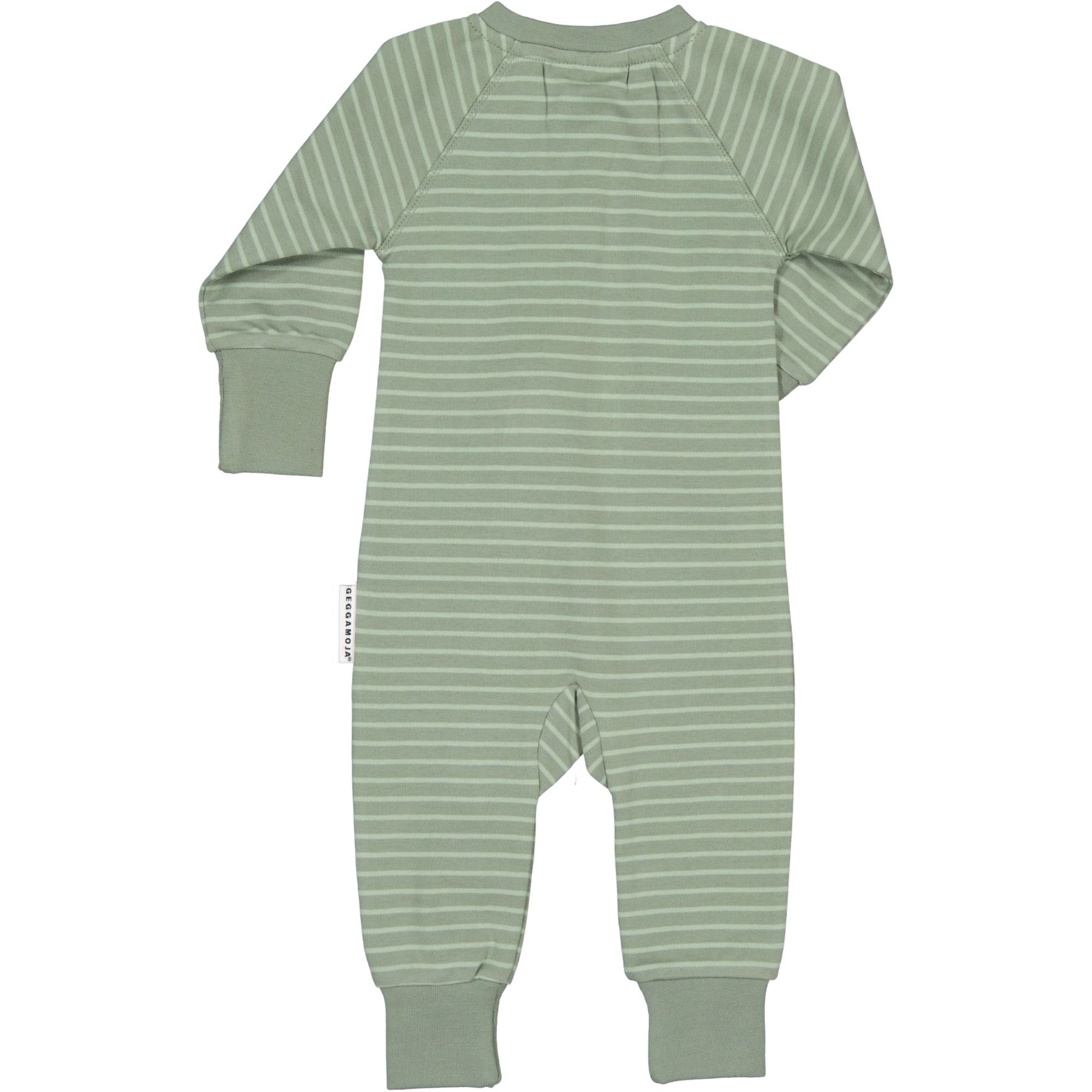 Grönrandig pyjamas i ekologisk bomull sett bakifrån från Geggamoja.