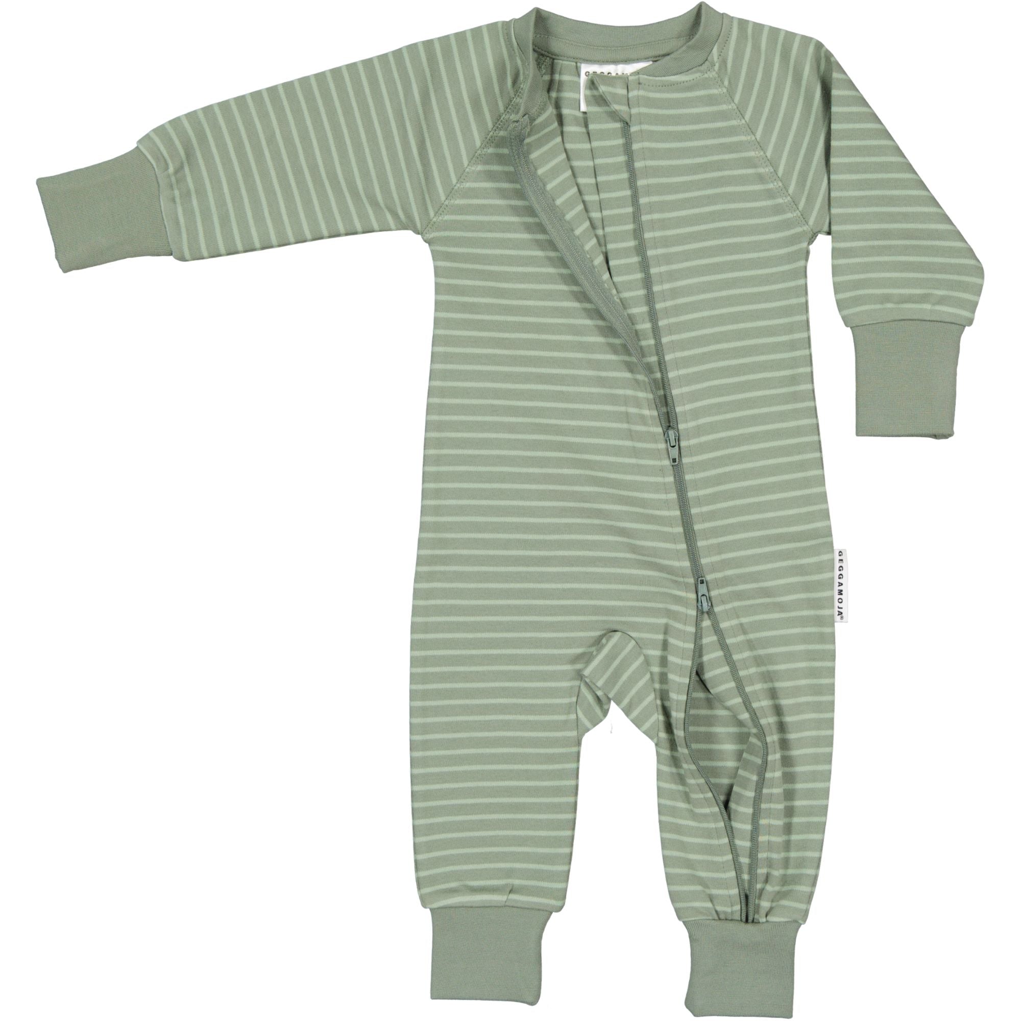 Grönrandig pyjamas i ekologisk bomull med praktisk tvåvägsdragkedja framtill från Geggamoja.