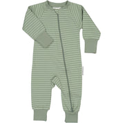 Grönrandig pyjamas i mjuk ekologisk bomull med tvåvägsdragkedja framifrån från Geggamoja.