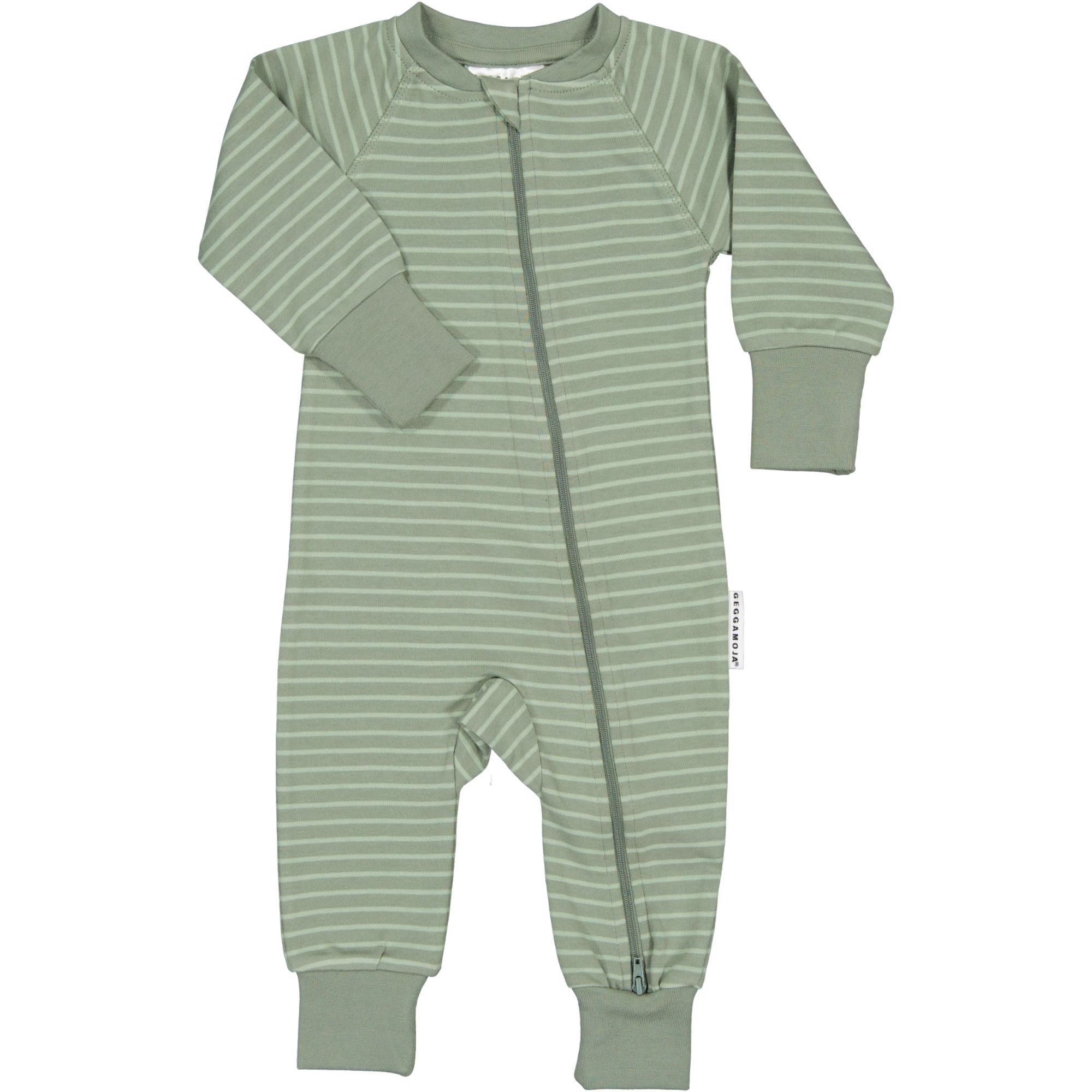 Grönrandig pyjamas i mjuk ekologisk bomull med tvåvägsdragkedja framifrån från Geggamoja.