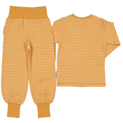Gul randig tvådelad pyjamas i mjuk ekologisk bomull sett bakifrån från Geggamoja.