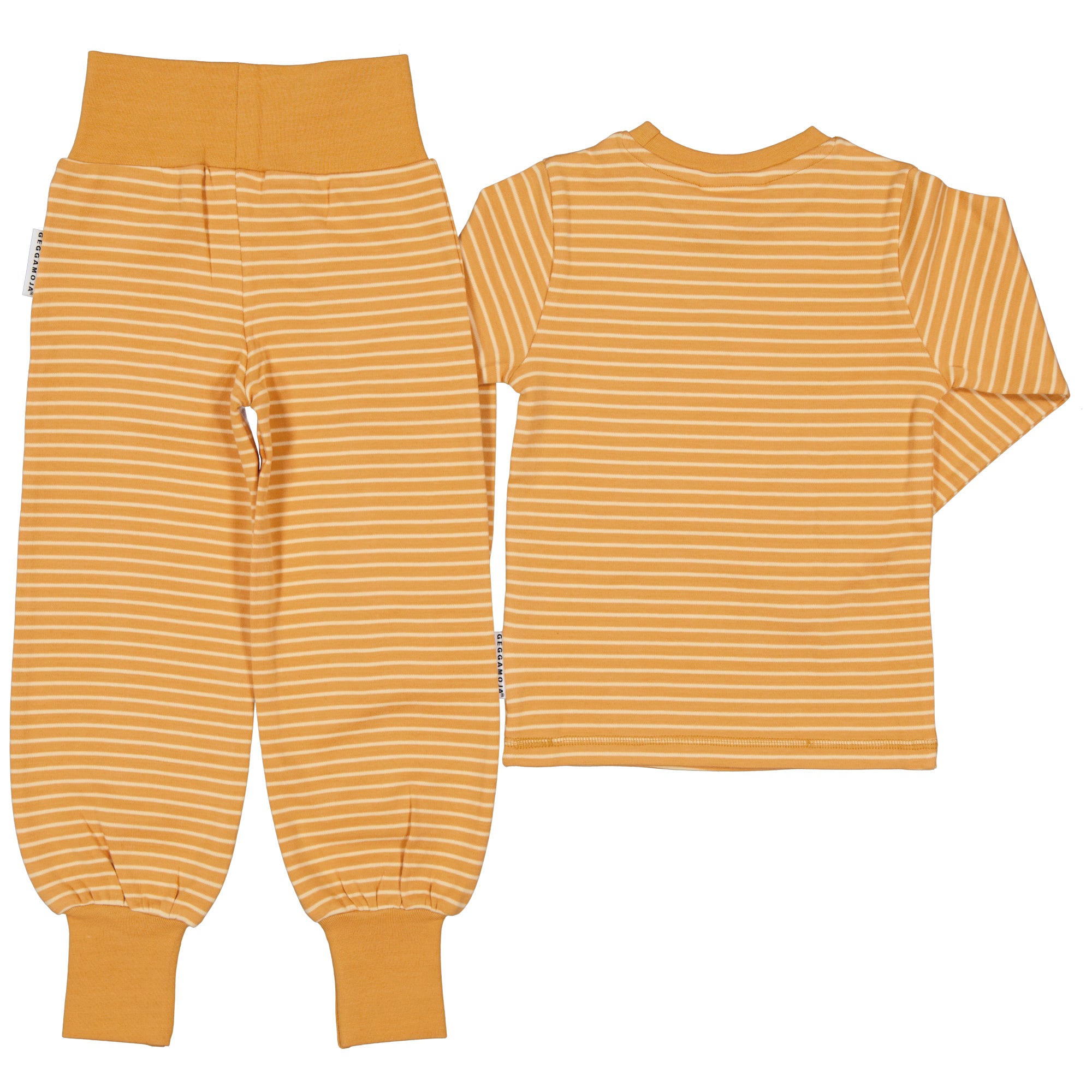 Gul randig tvådelad pyjamas i mjuk ekologisk bomull sett bakifrån från Geggamoja.