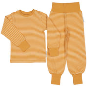 Gulrandig tvådelad pyjamas i mjuk ekologisk bomull framifrån från Geggamoja.