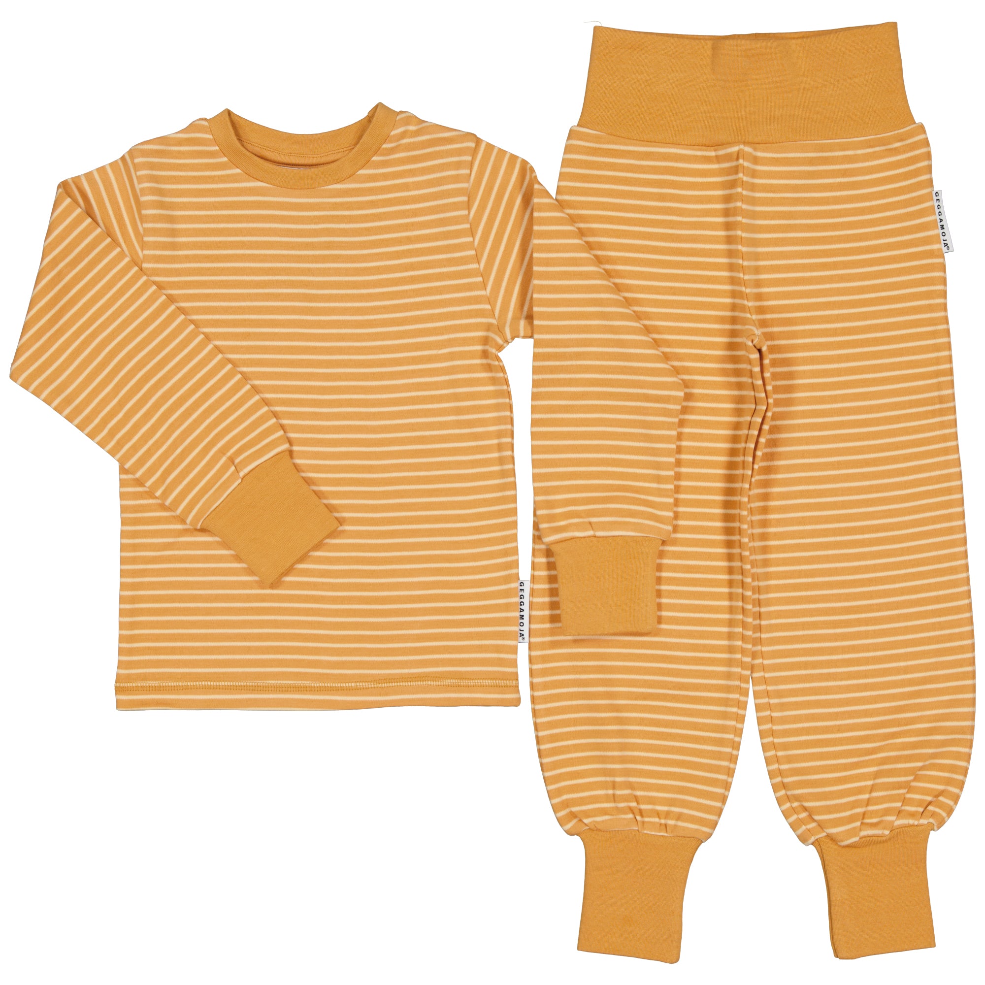 Gulrandig tvådelad pyjamas i mjuk ekologisk bomull framifrån från Geggamoja.