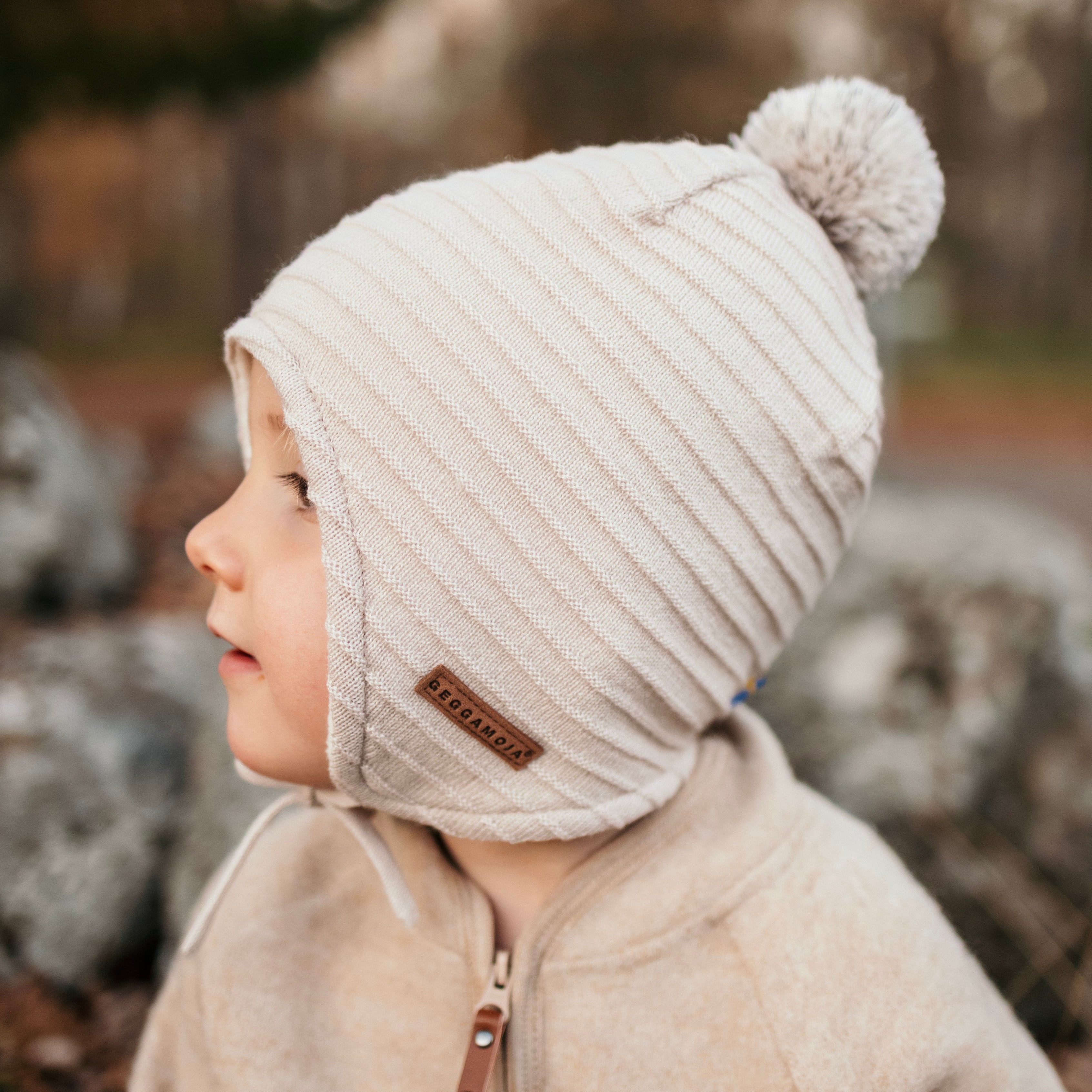 Strikket hjelmhette beige